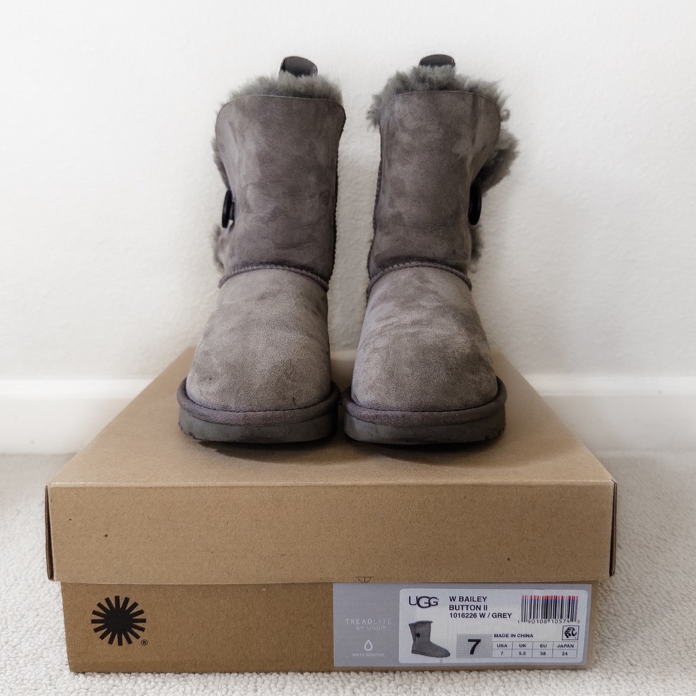 UGG Bailey Button II in Grey